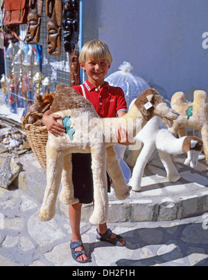 Jeune garçon avec peluche en souvenir de chameau Medina Sousse, Sousse, Sousse, Tunisie Gouvernorat Banque D'Images