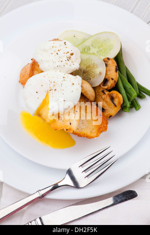 Œufs pochés avec salade, champignons et du pain Banque D'Images