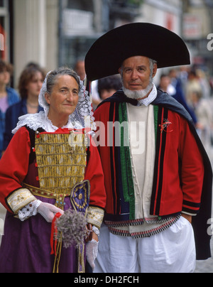 Couple en costume traditionnel lors de la fête de Saint Loup, Guingamp, département des Côtes d'Armor, Bretagne, France Banque D'Images