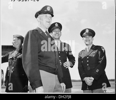 Le général Henry H. Arnold, commandant général, Army Air Forces, sourit alors qu'il pas de son avion à l'aéroport Ortsteil Gatow... 198828 Banque D'Images