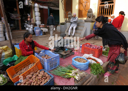 Le Népal Bakhtapur, une ville historique dans la vallée de Katmandou et l'UNESCO World Heritage site. Les vendeurs de fruits et légumes. Banque D'Images