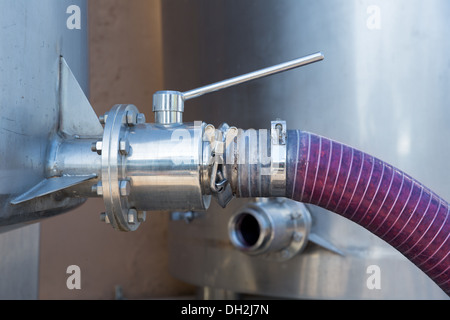 La Vinification La vendange foulée pompée dans la cuve cuve de fermentation en acier inoxydable Banque D'Images