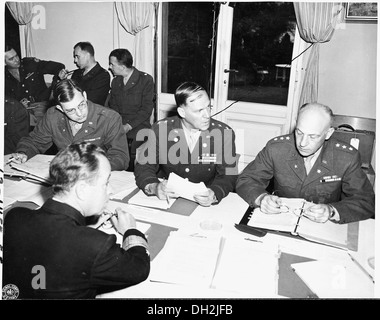 Les participants à une réunion des Chefs d'état-major lors de la Conférence de Potsdam en Allemagne, sont, de gauche à droite, le Brigadier... 198823 Banque D'Images