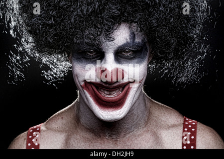 Evil Clown effrayant Portrait sur fond noir Banque D'Images