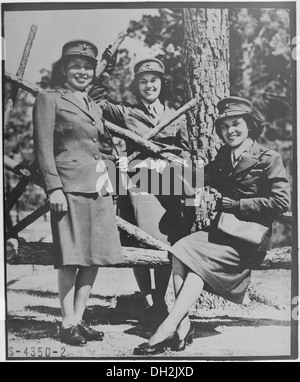 Photographie de trois femmes du Corps des Marines, les réservistes de Camp Lejeune, en Caroline du Nord, 10-16-1943 535876 Banque D'Images