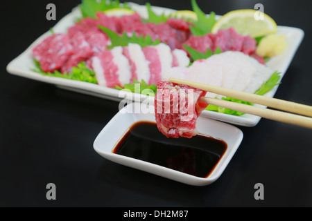 Sashimi de viande de cheval (Basashi) Banque D'Images