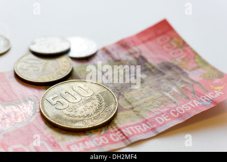 Vue rapprochée de la monnaie du Costa Rica (colones), les documents sur papier et des pièces. Banque D'Images