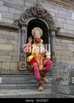 Pashupatinath temple hindou du Népal, célèbre complexe pour graver des ghats, Katmandou. Sadhu hindou, ou Holyman habillé comme Hanuman. Banque D'Images