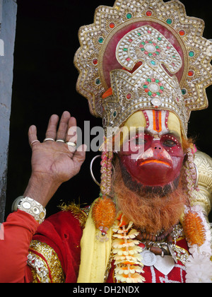 Pashupatinath temple hindou du Népal, célèbre complexe pour graver des ghats, Katmandou. Sadhu hindou, ou Holyman habillé en Hanumuan. Banque D'Images