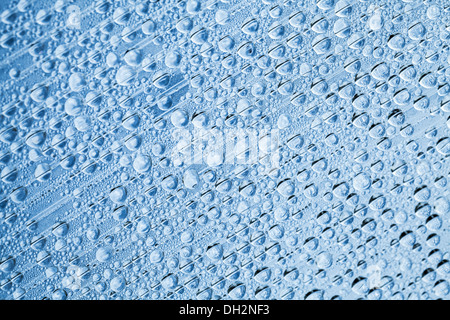 Goutte d'eau sur une surface en plastique transparent. Texture de fond Photo Banque D'Images