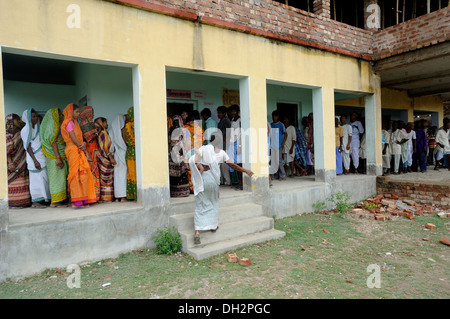 Les Indiens de l'attente dans la file d'électeurs de voter aux élections à l'école secondaire Dongajora Le Sundarban Bengale Ouest Inde Asie Banque D'Images