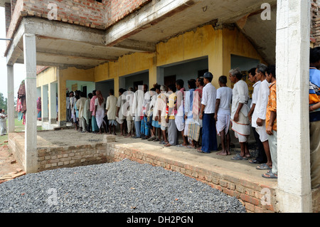 Ligne d'indiens de l'attente dans la file d'électeurs de voter à l'école secondaire Dongajora Le Sundarban bengale Calcutta Inde Asie Banque D'Images