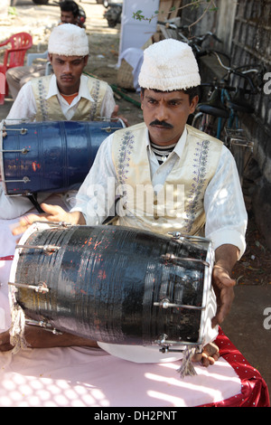 Les tambours des musiciens jouant des instruments de musique de la cérémonie de mariage dans le Madhya Pradesh Jabalpur Inde Asie M.# 738E Banque D'Images