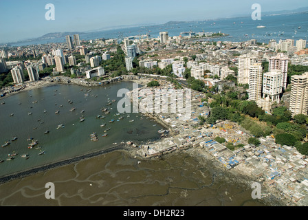 Vue aérienne de Cuffe Parade avec taudis à Colaba Bombay Mumbai Maharashtra Inde Asie Banque D'Images