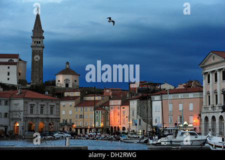 Marina et du quartier historique de Piran, Slovénie, péninsule de l'Istrie Banque D'Images