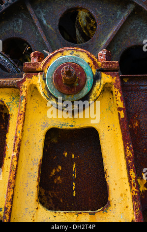 La rouille et l'engrenage désaffectées et le roulement dans le cadre d'une ancienne de l'espace de travail industriel, Irvine, Ayrshire, Scotland, UK Banque D'Images