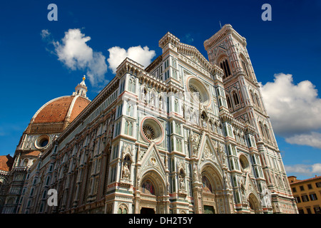 Vue de la façade du Duomo de Florence le bâtiment gothique-renaissance, la Basilique de Sainte Marie de la fleur ; Florence Banque D'Images