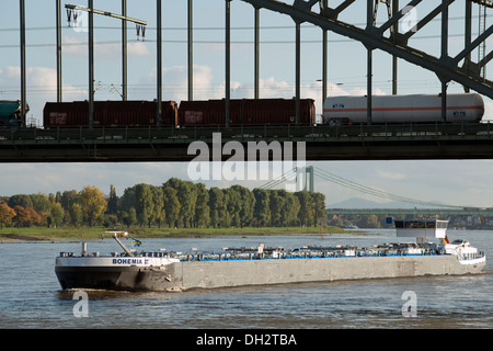 La Bohême II taker barge exploité par GEFO qui passe sous le pont de chemin de fer du sud sur le Rhin à Cologne, Allemagne. Banque D'Images