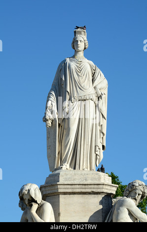 Fontaine Pradier (1851), Avec Statues Et Sculptures En Marbre Allégorique, Sur L'Esplanade Charles-De-Gaulle Nîmes France Banque D'Images