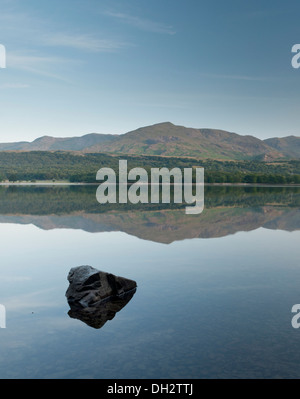 Coniston Water dans le Lake District, avec l'emblématique "Old Man de Coniston" de montagne dans l'arrière-plan. Banque D'Images