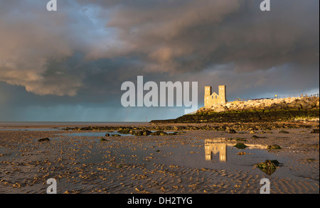 St.Mary's Church à Reculver ; sur la côte nord du Kent sur un jour de tempête. Banque D'Images