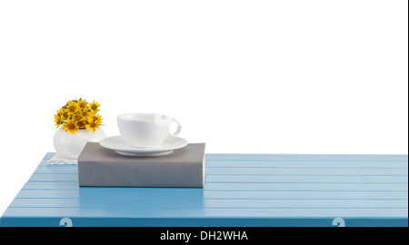 Une tasse de café et le livre sur la table en bois bleu Banque D'Images