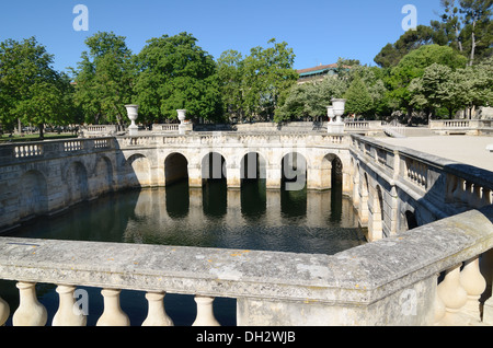 Piscine et jardin d'ornement classique Design Jardins de la Fontaine Jardins & Park Nimes Gard France Banque D'Images