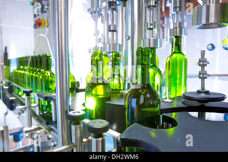 La mise en bouteille de verre de vin blanc dans la machine à la winery Banque D'Images