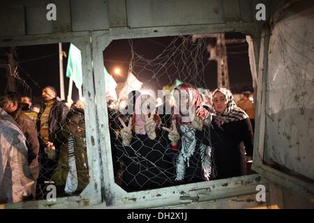 Gaza, Territoires Palestiniens, . 30Th Oct, 2013. Les proches des prisonniers palestiniens attendre derrière une clôture pour leur libération au point d'Erez dans le nord de la bande de Gaza le 30 octobre 2013. Israël se préparait le 29 octobre 2013 à libérer 26 prisonniers palestiniens de longue date, le deuxième lot de 104 détenus qui doivent être libérés conformément aux engagements de paix négocié nous parle. La publication, qui doit avoir lieu en fin de soirée, allez voir les prisonniers 21 aller à leurs maisons en Cisjordanie.Photo : Ahmed Deeb/NurPhoto Crédit : Ahmed Deeb/NurPhoto ZUMAPRESS.com/Alamy/Live News Banque D'Images