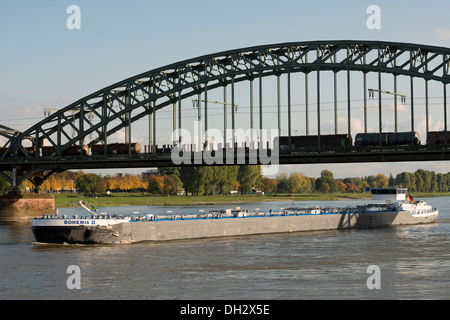 La Bohême II barge pétroliers naviguant sur le Rhin à Cologne, Allemagne. Banque D'Images