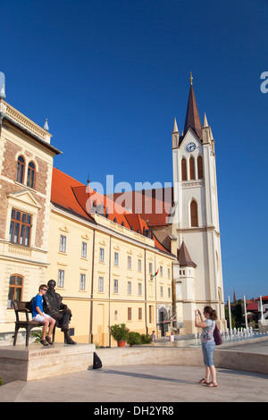 Les touristes posant avec Statue du Comte Gyorgy hors Église Franciscaine, Keszthely, Hongrie, Lac Balaton Banque D'Images