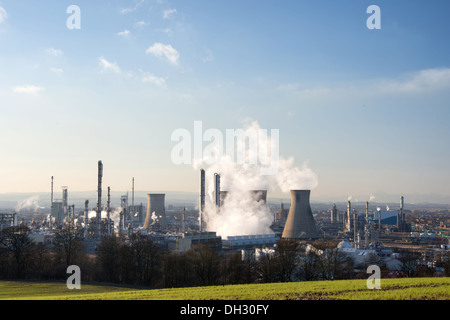 Grangemouth raffinerie de pétrole en fin d'après-midi, le champ cultivé sur le premier plan. Banque D'Images