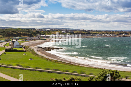 BUCKIE VILLE ET LITTORAL AVEC Mer Agitée SE BRISER SUR LA PLAGE DE LA CÔTE NORD-EST DE L'ECOSSE Banque D'Images