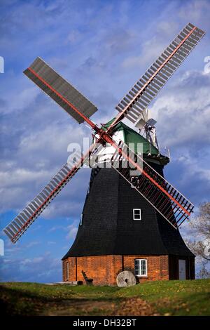 Wismar, Allemagne. 28 Oct, 2013. Les nuages se déplacent dans le ciel au-dessus de la cuisinière en moulin à vent près de Wismar, Allemagne, 28 octobre 2013. La première tempête de l'automne avec des rafales de plus de 100 kilomètres à l'heure ont traversé l'Allemagne du nord. Le moulin construit en 1889 a été entièrement rénové au cours des dernières années. Photo : JENS BUETTNER/dpa/Alamy Live News Banque D'Images