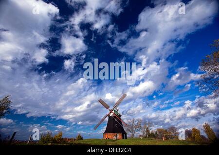 Wismar, Allemagne. 28 Oct, 2013. Les nuages se déplacent dans le ciel au-dessus de la cuisinière en moulin à vent près de Wismar, Allemagne, 28 octobre 2013. La première tempête de l'automne avec des rafales de plus de 100 kilomètres à l'heure ont traversé l'Allemagne du nord. Le moulin construit en 1889 a été entièrement rénové au cours des dernières années. Photo : JENS BUETTNER/dpa/Alamy Live News Banque D'Images