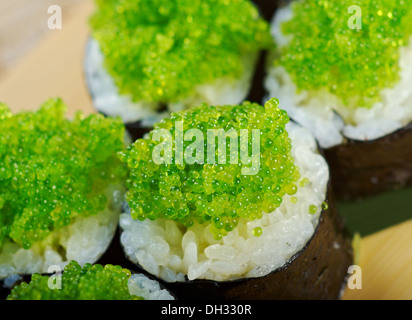 Tobiko (oeufs de poisson volant) Gunkan Maki Sushi Banque D'Images