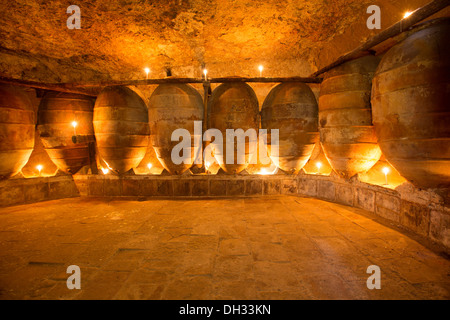 Entreprise vinicole antique en Espagne avec des vases d'argile amphore en terre cuite pots tradition méditerranéenne avec des bougies Banque D'Images