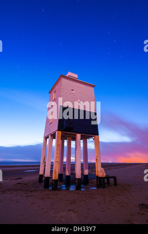 Le phare en bois à Burnham-sur-mer, surplombant la baie de Bridgwater, Somerset au crépuscule, en Angleterre. Short star trails sont visibles dans le ciel. Banque D'Images