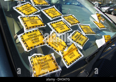 Une voiture en stationnement illégal avec plusieurs tickets de parking Banque D'Images