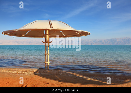 Une plage sur les rives de la Mer Morte Banque D'Images