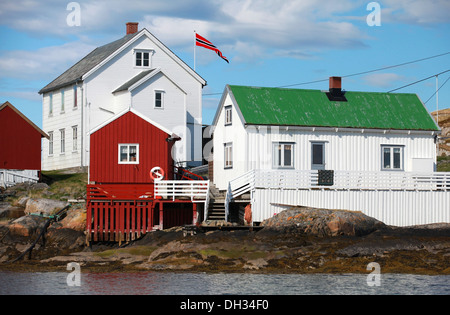 Village traditionnel norvégien avec des maisons en bois rouge et blanc sur la côte de la mer de rochers Banque D'Images