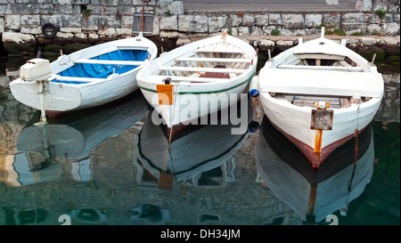 Trois bateaux de pêche en bois blanc rester amarré à Perast ville, Monténégro Banque D'Images