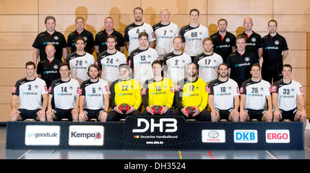 L'Allemagne de l'équipe nationale masculine de handball posent pour une photo de l'équipe de Hanovre, Allemagne, 30 octobre 2013. Au-dessus de l-r : Coordinateur de l'équipe Tom Schneider, médecin de l'équipe du professeur Kurt Steuer, Athletics Entraîneur Martin Zawieja, Oliver Roggisch, Patrick Wiencek Sven-Soeren, Christophersen, psychologue du sport Markus Flemming, physiothérapeute Dennis Finke, l'entraîneur adjoint, Jan Gorr. Centre l-r : Physiothérapeute Jan Knoblauch, Adrian Pfahl, Michael Haass, Hendrik Pekeler, Stefan Kneer, Steffen Weinhold, entraîneur-chef Martin Heuberger. Ci-dessous l-r : Uwe Gensheimer, Patrick Groetzki, Johannes Sellin, Martin Ziemer, Carsten L Banque D'Images