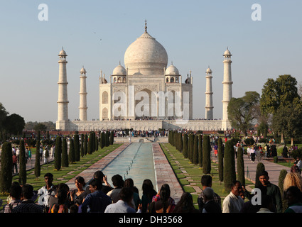 Les touristes en face du Taj Mahal, Agra, Uttar Pradesh, Inde, Asie Banque D'Images