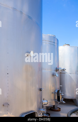 Cuves de fermentation en acier inoxydable dans les navires en Méditerranée Banque D'Images