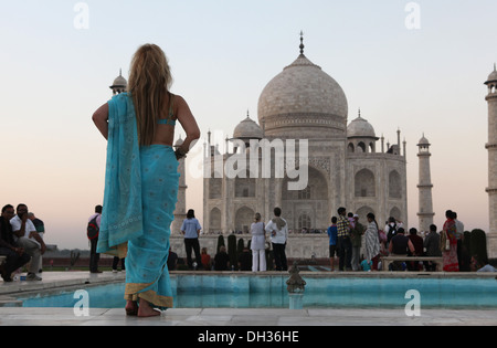 Les touristes en face du Taj Mahal, Agra, Uttar Pradesh, Inde, Asie Banque D'Images