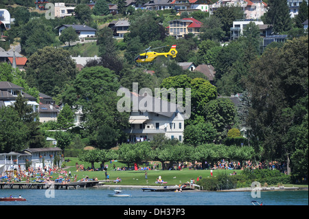 Un hélicoptère de sauvetage terres au centre de vacances de Velden am Worthersee en Autriche Banque D'Images