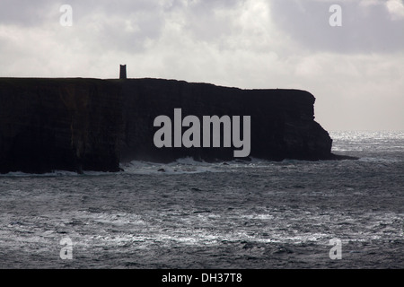 Des îles Orcades, en Écosse. Compte tenu de la silhouette pittoresque Marwick Head avec le Kitchener Memorial visible sur la falaise. Banque D'Images