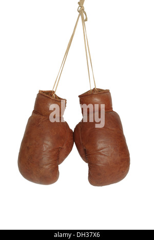 Old boxing gloves on white background Banque D'Images