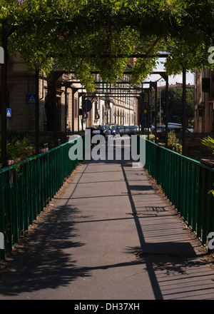 Un pont couvert sur un affluent de l'Arno à Florence, Italie Banque D'Images